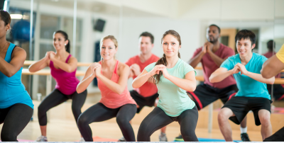 zdjęcie przedstawiające osoby ćwiczące na sali