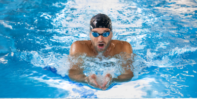 Zdjęcie osoby pływającej w basenie